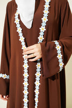 https://cdn.pazarium.com.tr/boncuk-islemeli-kusakli-abaya-kahve-800729-19-B.jpg