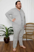 https://cdn.pazarium.com.tr/boy-dugmeli-buyuk-beden-erkek-pijama-takimi-gri-549497-13-B.jpg