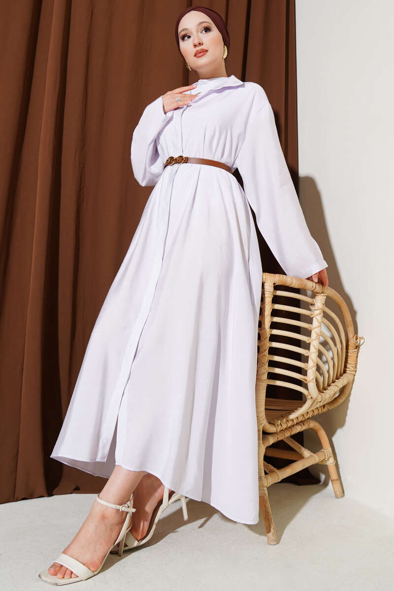 Basic-Kleid mit geknöpftem Gürtel im Nacken