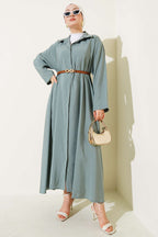 Basic-Kleid mit geknöpftem Gürtel im Nacken