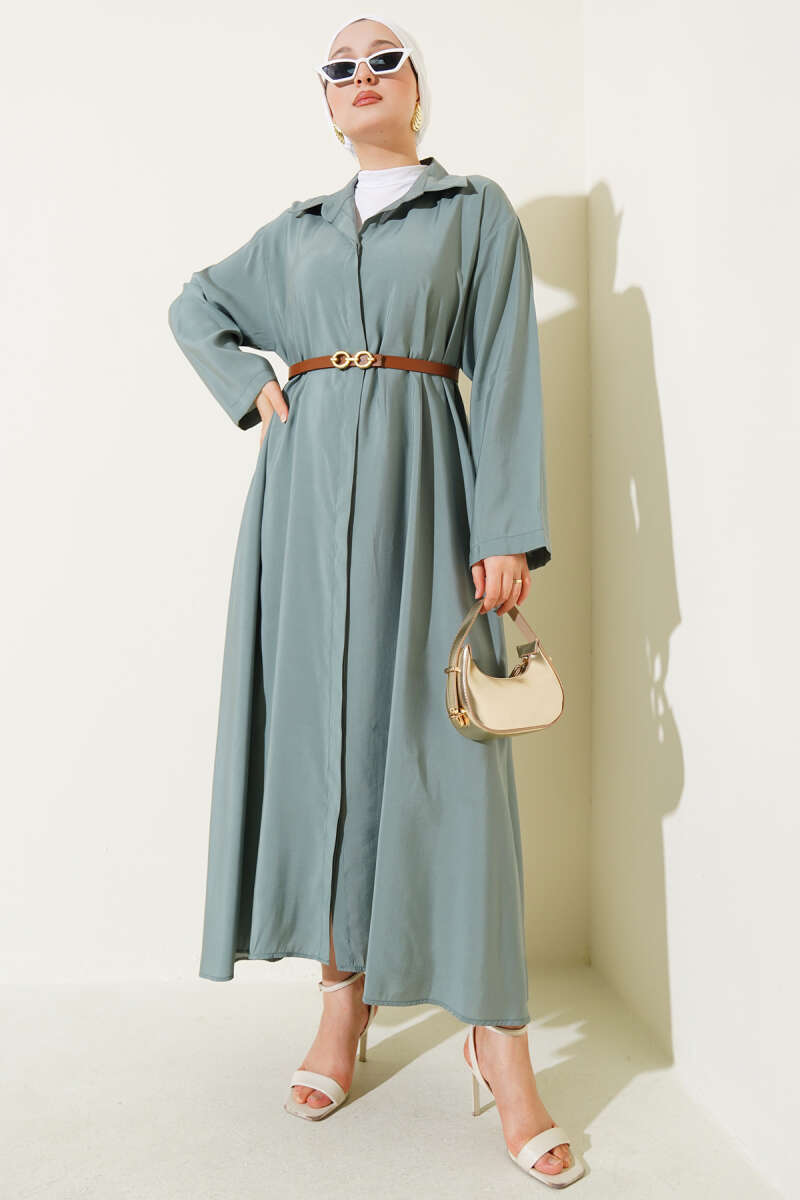 Basic-Kleid mit geknöpftem Gürtel im Nacken