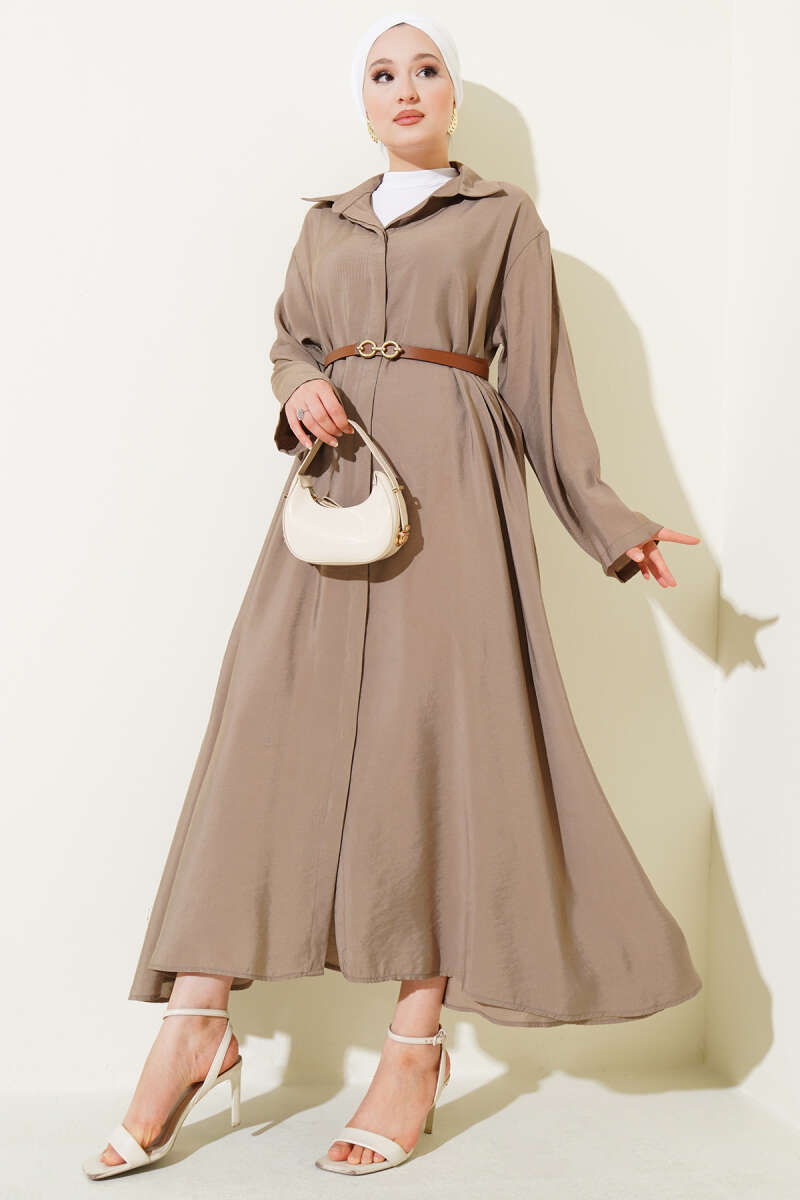Basic-Kleid mit geknöpftem Gürtel im Nacken