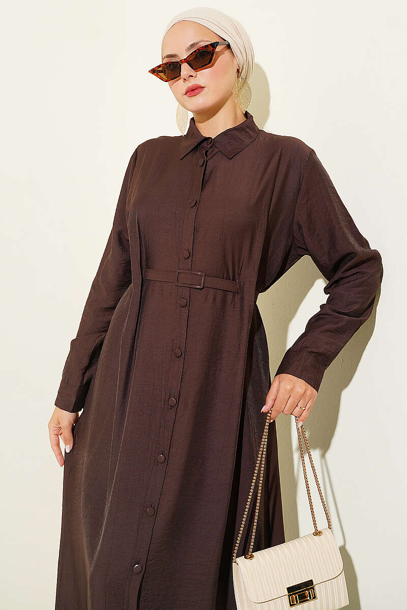 https://cdn.pazarium.com.tr/boydan-dugmeli-pensli-kemerli-elbise-aci-kahve-814739-20-B.jpg