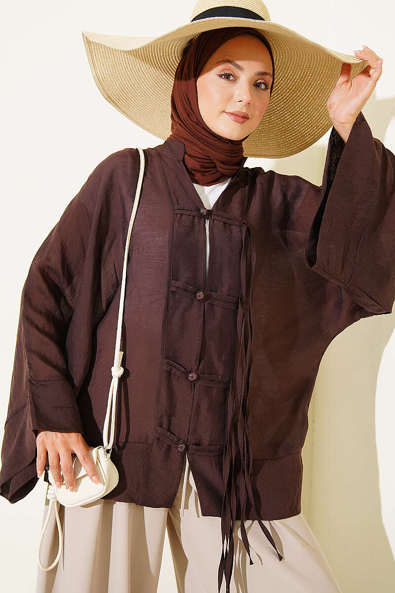 https://cdn.pazarium.com.tr/brit-dugmeli-oversize-kimono-kahve-804591-19-B.jpg