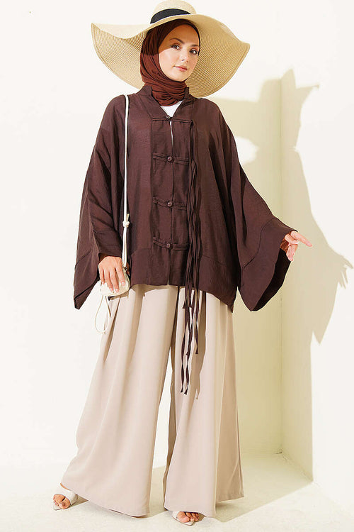 https://cdn.pazarium.com.tr/brit-dugmeli-oversize-kimono-kahve-804593-19-B.jpg