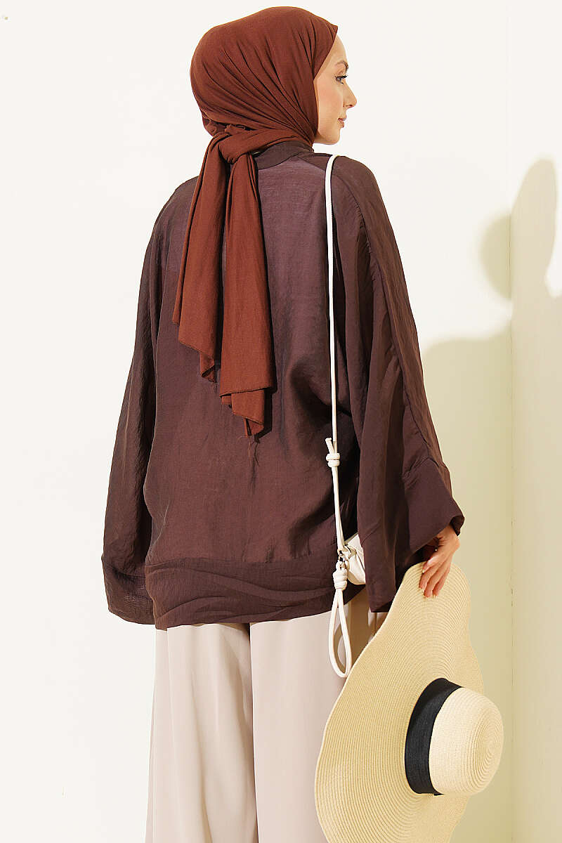 https://cdn.pazarium.com.tr/brit-dugmeli-oversize-kimono-kahve-804596-19-B.jpg