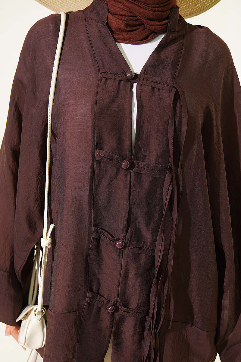 https://cdn.pazarium.com.tr/brit-dugmeli-oversize-kimono-kahve-804598-19-B.jpg