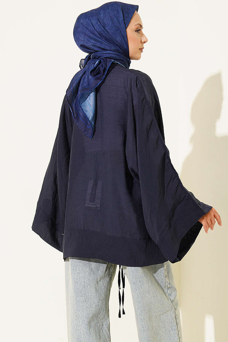 https://cdn.pazarium.com.tr/brit-dugmeli-oversize-kimono-lacivert-804588-19-B.jpg