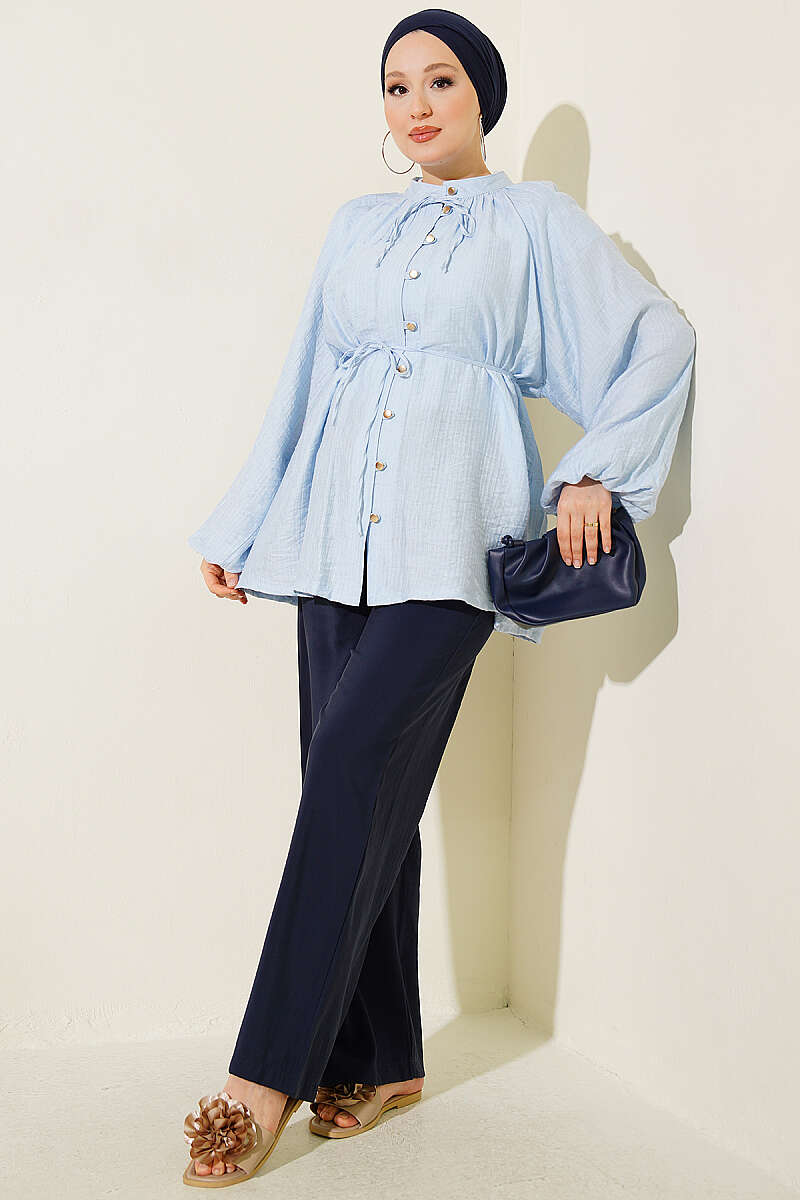 https://cdn.pazarium.com.tr/brit-dugmeli-oversize-muslin-gomlek-buz-mavisi-810916-20-B.jpg