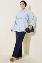 https://cdn.pazarium.com.tr/brit-dugmeli-oversize-muslin-gomlek-buz-mavisi-810916-20-B.jpg