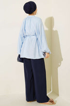 https://cdn.pazarium.com.tr/brit-dugmeli-oversize-muslin-gomlek-buz-mavisi-810917-20-B.jpg