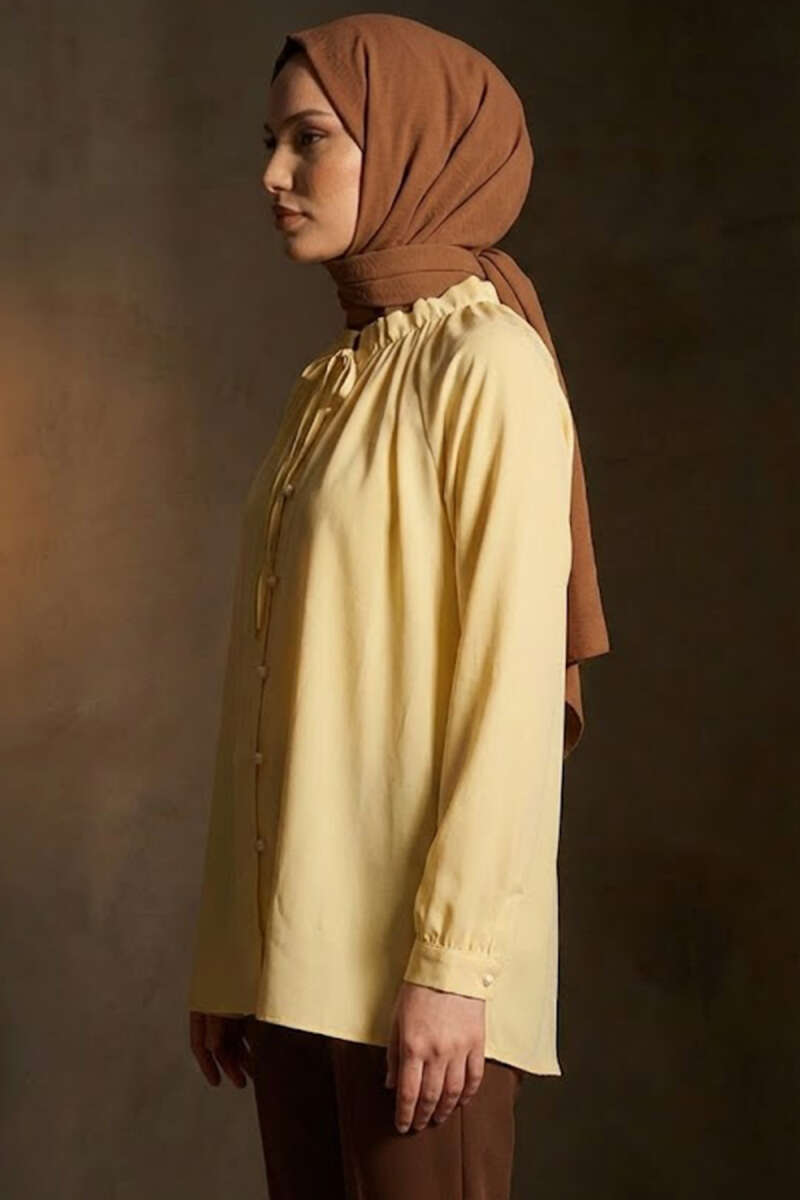 https://cdn.pazarium.com.tr/brit-dugmeli-yaka-bagcikli-tunik-sari-741851-18-B.jpg