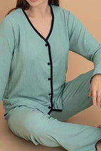 https://cdn.pazarium.com.tr/burumcuk-dugmeli-pijama-takimi-cagla-yesili-719164-17-B.jpg