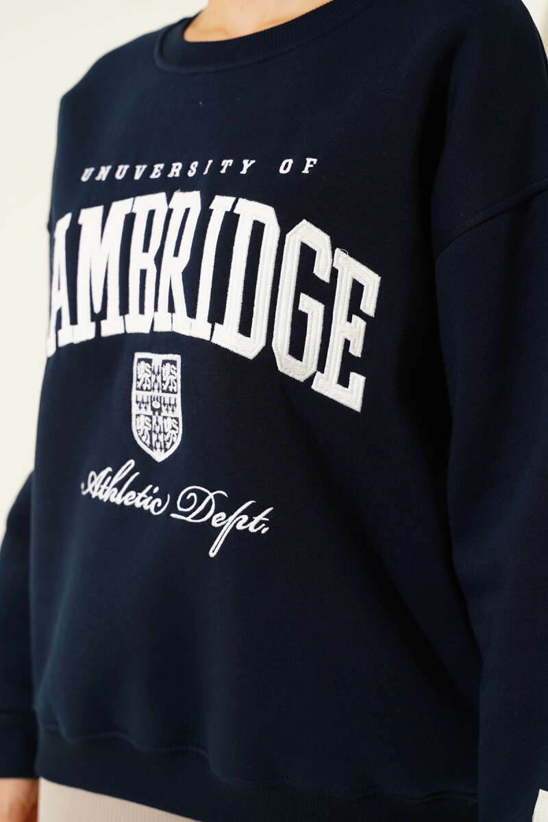 https://cdn.pazarium.com.tr/cambridge-baskili-sweatshirt-lacivert-684036-16-B.jpg