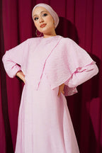 https://cdn.pazarium.com.tr/capraz-omuz-pelerinli-elbise-pembe-799594-19-B.jpg