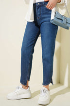 https://cdn.pazarium.com.tr/capraz-paca-mom-jeans-pantolon-koyu-mavi-588420-14-B.jpg