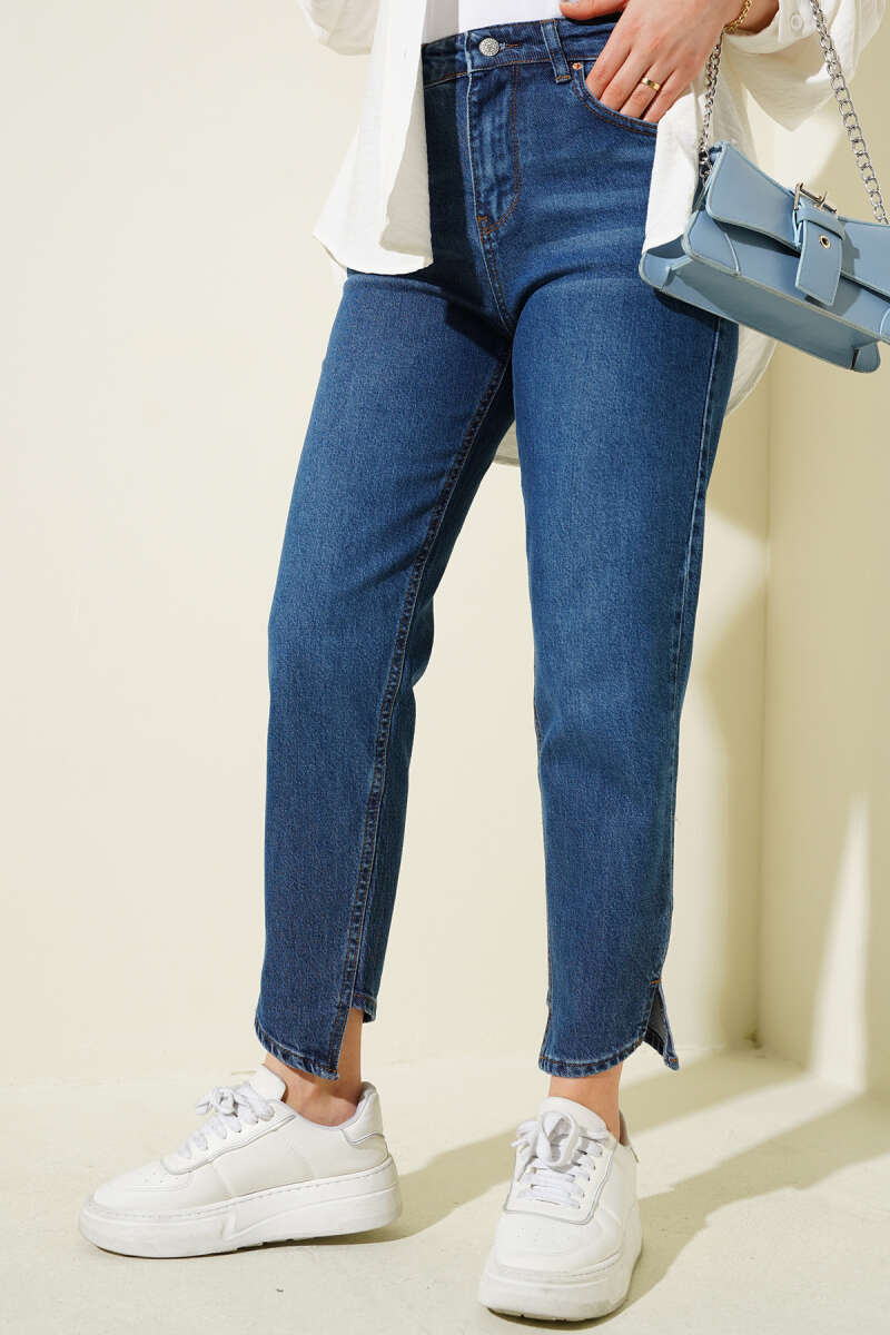 https://cdn.pazarium.com.tr/capraz-paca-mom-jeans-pantolon-koyu-mavi-588420-14-B.jpg