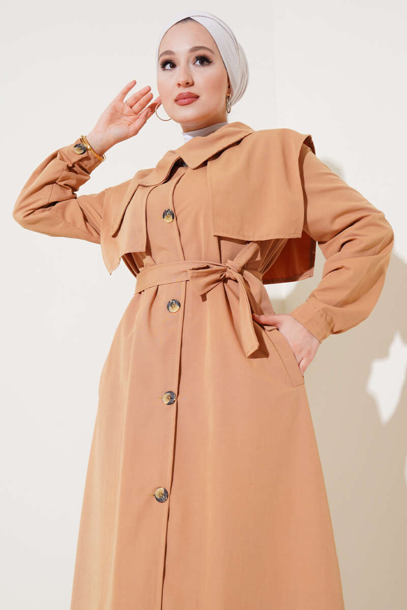 https://cdn.pazarium.com.tr/cep-kapak-detayli-pelerinli-trenckot-camel-560841-13-B.jpg