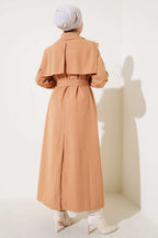 https://cdn.pazarium.com.tr/cep-kapak-detayli-pelerinli-trenckot-camel-560843-13-B.jpg