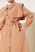 https://cdn.pazarium.com.tr/cep-kapak-detayli-pelerinli-trenckot-camel-560844-13-B.jpg