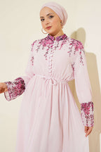 https://cdn.pazarium.com.tr/cicek-baskili-brit-dugmeli-sifon-elbise-pembe-798206-19-B.jpg