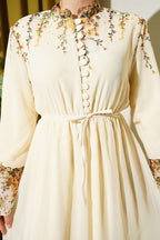 https://cdn.pazarium.com.tr/cicek-baskili-brit-dugmeli-sifon-elbise-sari-798208-19-B.jpg