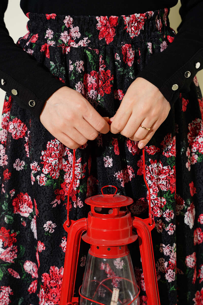 Çiçek Baskılı Güpürlü Etek Siyah Kırmızı