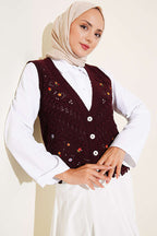 https://cdn.pazarium.com.tr/cicek-desenli-ajurlu-dugmeli-yelek-bordo-806136-19-B.jpg