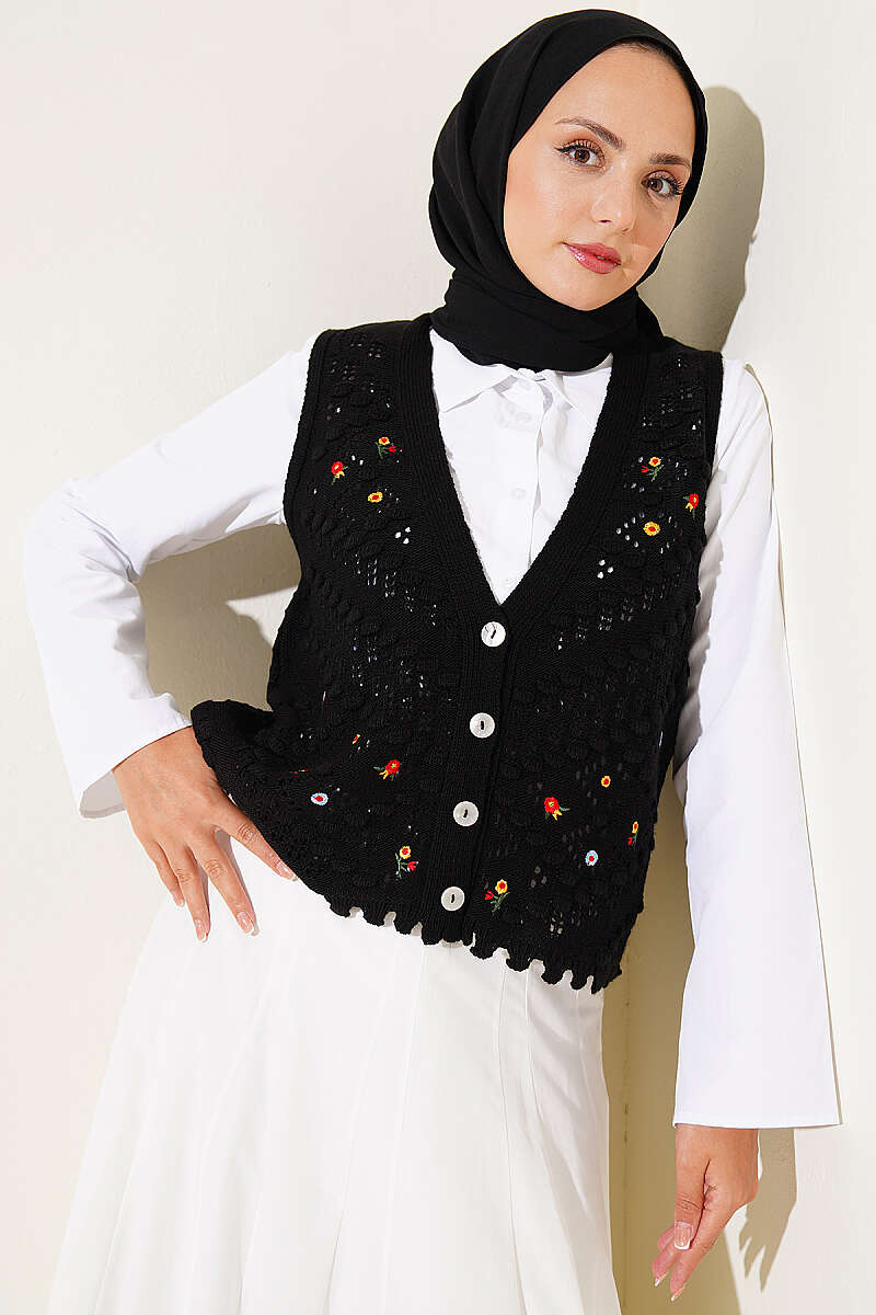 https://cdn.pazarium.com.tr/cicek-desenli-ajurlu-dugmeli-yelek-siyah-806140-19-B.jpg