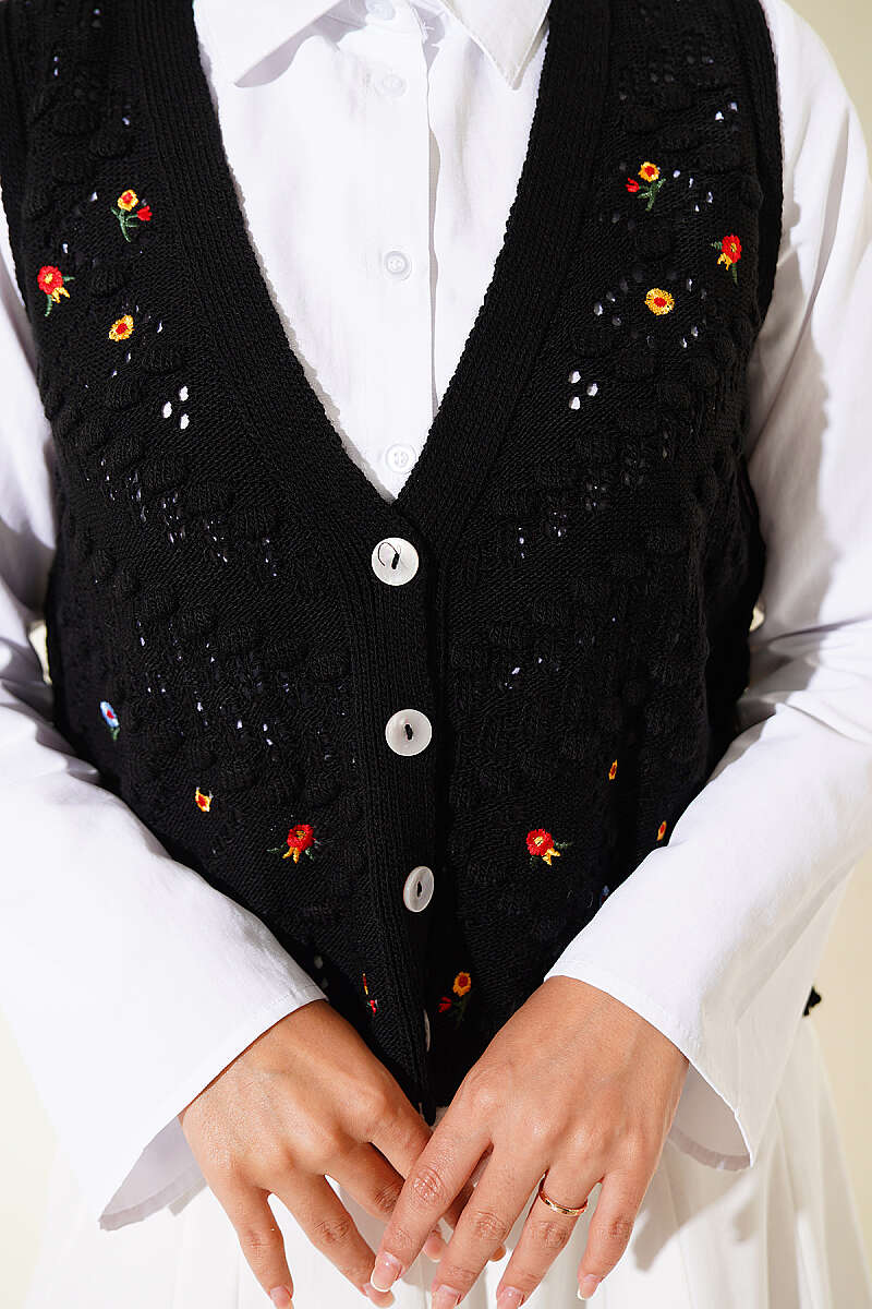 https://cdn.pazarium.com.tr/cicek-desenli-ajurlu-dugmeli-yelek-siyah-806143-19-B.jpg