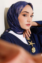 https://cdn.pazarium.com.tr/cicek-desenli-bambu-kras-esarp-lacivert-808188-19-B.jpg