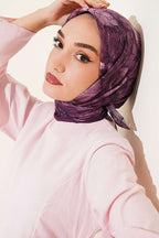 https://cdn.pazarium.com.tr/cicek-desenli-bambu-kras-esarp-magenta-808197-19-B.jpg