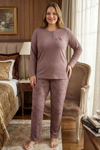 https://cdn.pazarium.com.tr/cicek-desenli-fitilli-buyuk-beden-pijama-takimi-gul-kurusu-769196-18-B.jpg