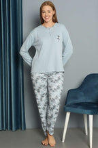 https://cdn.pazarium.com.tr/cicek-desenli-fitilli-pijama-takimi-bebe-mavi-680332-16-B.jpg