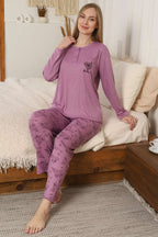 https://cdn.pazarium.com.tr/cicek-desenli-fitilli-uzun-kol-pijama-takimi-lila-745942-18-B.jpg