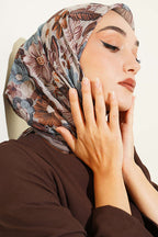 https://cdn.pazarium.com.tr/cicek-desenli-soft-esarp-kahve-818212-20-B.jpg