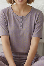 https://cdn.pazarium.com.tr/cicek-detayli-dugmeli-kisa-kol-pijama-takimi-gul-kurusu-762956-18-B.jpg