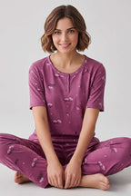 https://cdn.pazarium.com.tr/cicek-detayli-dugmeli-kisa-kol-pijama-takimi-magenta-768506-18-B.jpg