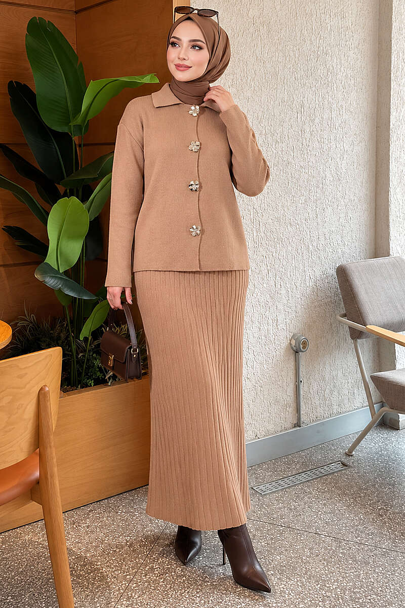 https://www.pazarium.com.tr/cicek-gold-dugmeli-triko-etekli-ikili-takim-latte-832059-20-B.jpg