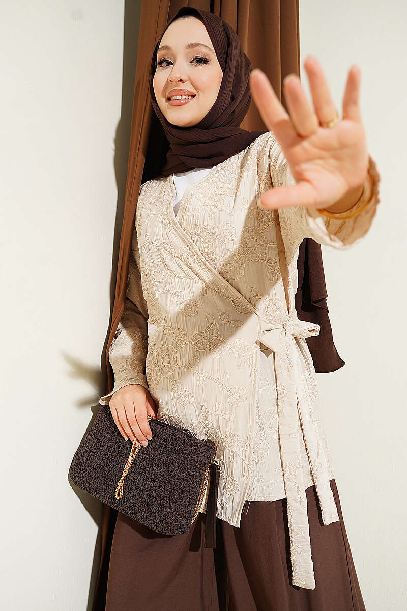 https://cdn.pazarium.com.tr/cicek-islemeli-baglamali-kimono-bej-793670-19-B.jpg