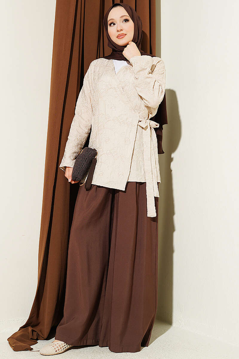 https://cdn.pazarium.com.tr/cicek-islemeli-baglamali-kimono-bej-793672-19-B.jpg