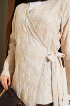 https://cdn.pazarium.com.tr/cicek-islemeli-baglamali-kimono-bej-793677-19-B.jpg