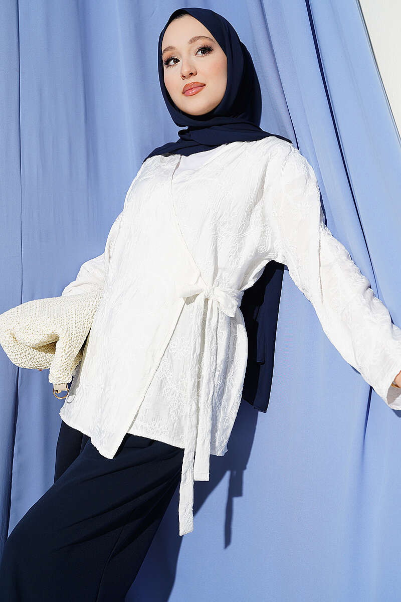 https://cdn.pazarium.com.tr/cicek-islemeli-baglamali-kimono-beyaz-793666-19-B.jpg