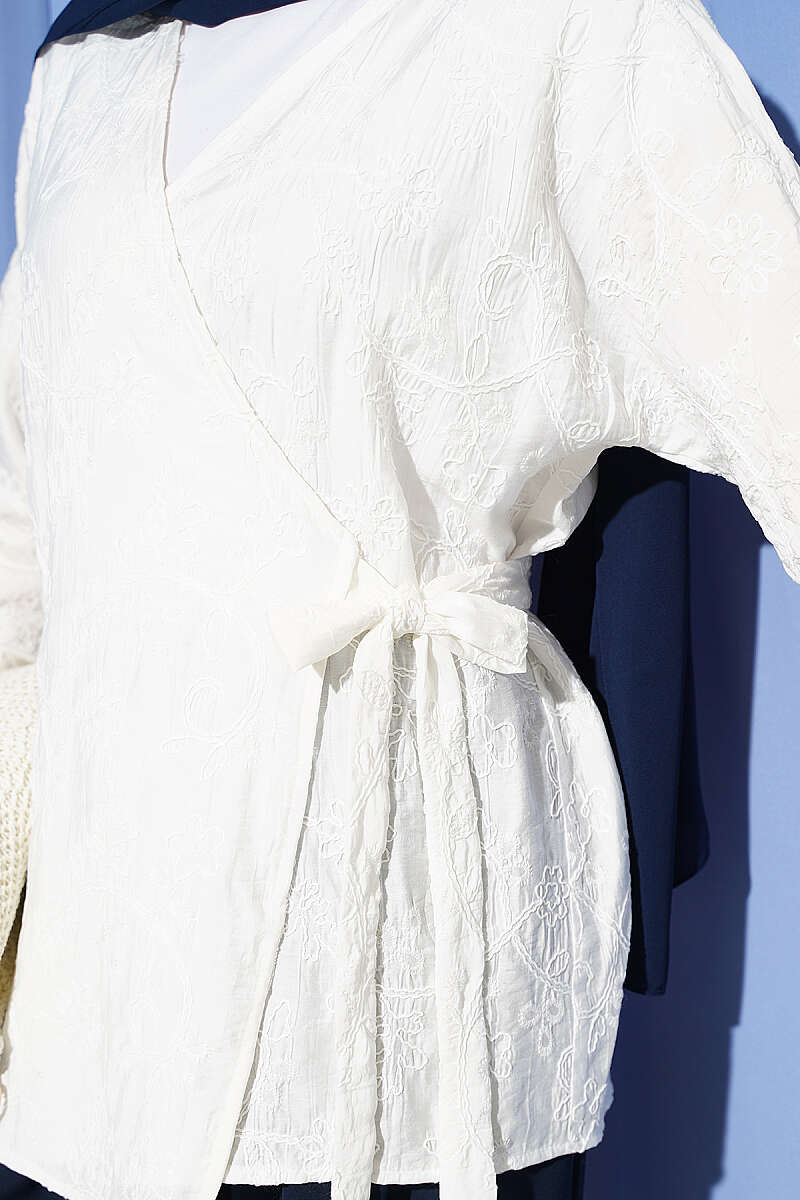 https://cdn.pazarium.com.tr/cicek-islemeli-baglamali-kimono-beyaz-793673-19-B.jpg