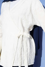 https://cdn.pazarium.com.tr/cicek-islemeli-baglamali-kimono-beyaz-793673-19-B.jpg