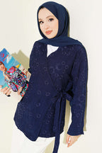 https://cdn.pazarium.com.tr/cicek-islemeli-baglamali-kimono-lacivert-793698-19-B.jpg