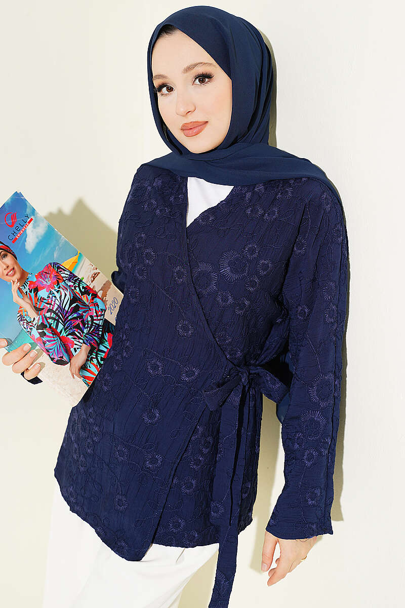 https://cdn.pazarium.com.tr/cicek-islemeli-baglamali-kimono-lacivert-793698-19-B.jpg