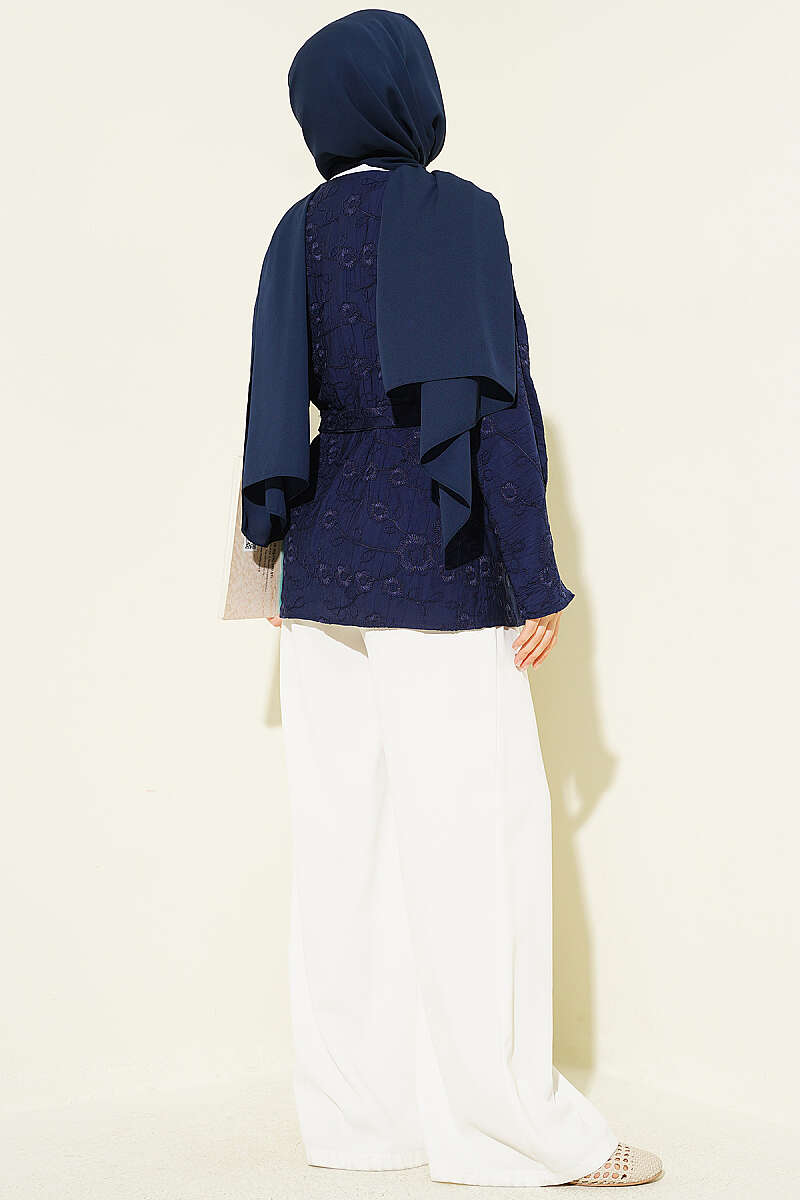 https://cdn.pazarium.com.tr/cicek-islemeli-baglamali-kimono-lacivert-793702-19-B.jpg