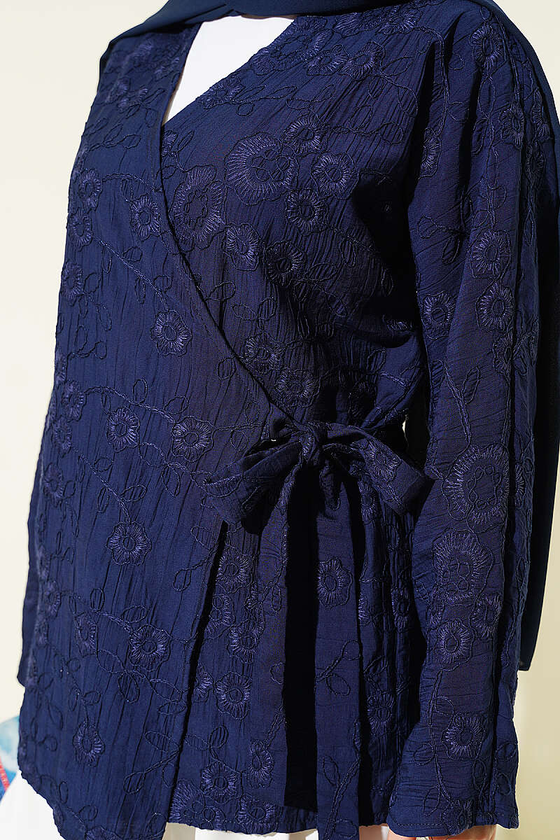 https://cdn.pazarium.com.tr/cicek-islemeli-baglamali-kimono-lacivert-793703-19-B.jpg