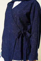 https://cdn.pazarium.com.tr/cicek-islemeli-baglamali-kimono-lacivert-793703-19-B.jpg